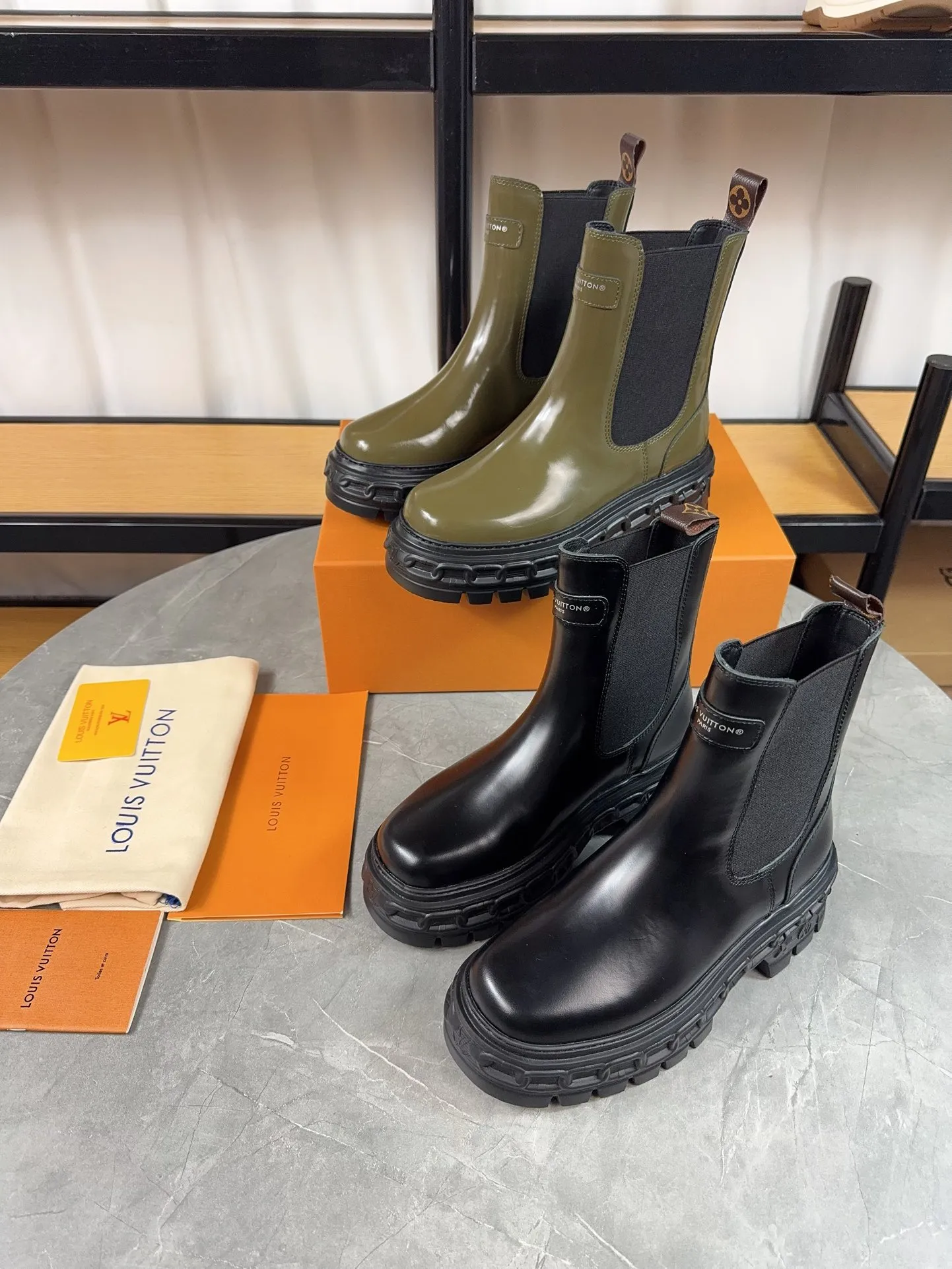 Men's shoes 💰700💰 Louis vuitton's new short boots; beautiful lines and no bloat, original first-layer cowhide combined with high mercerized frosted cowhide, thin-strap motorcycle boots are easy to put on and take off, without contrast (to isolate the cold winter) ❶ Upper: original open-edge beaded cowhide ❷ Inner: cowhide ❸ Foot pads: cowhide leather ❹ Outsole: original wear-resistant and non-slip raw rubber sole ❺Sole height: 6cn ❻Packaging: Original LV special box ❼Number: 34-41 (34/41 customization is not returnable) Boot height 6 inches ☀Color: (black military green)